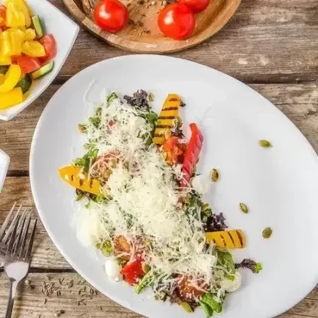 Запеченный салат с овощами и сыром