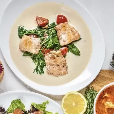 Горбуша в сливочном соусе со шпинатом