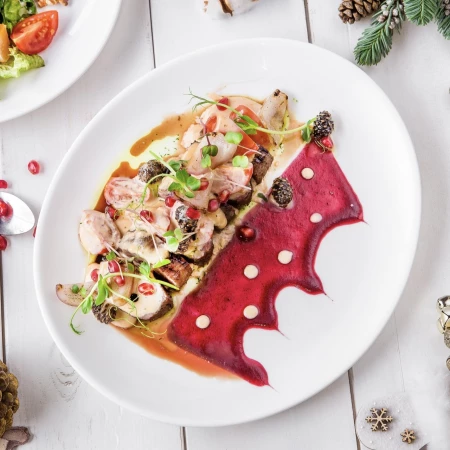 Баранина или говядина с сосновыми шишками