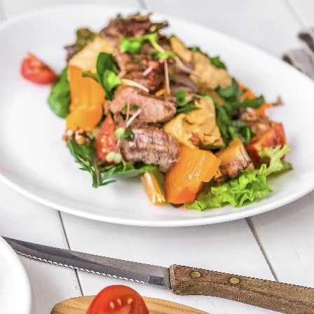 Салат с куриной печенью и хурмой