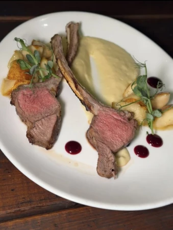 Каре с карамельной грушей и пюре из сельдерея