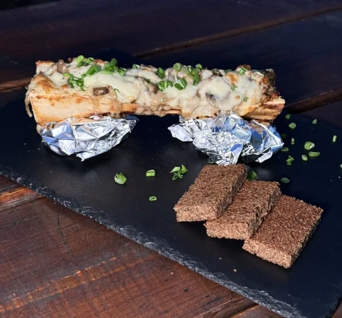 Грибной жюльен на сахарной косточке