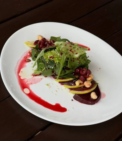 Карпаччо из свеклы и яблока с вишней 