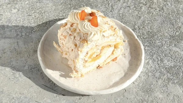 Меренговый рулет с манго