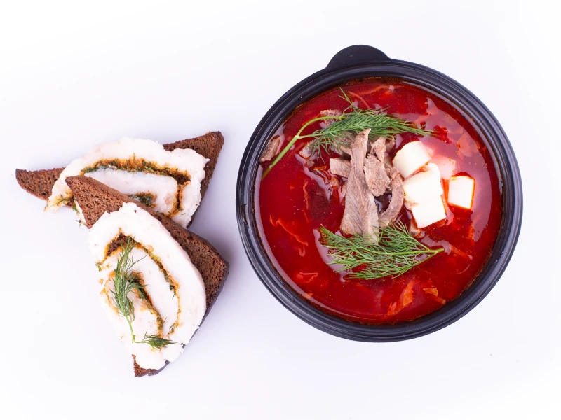 Борщ красный с салом и черным хлебом