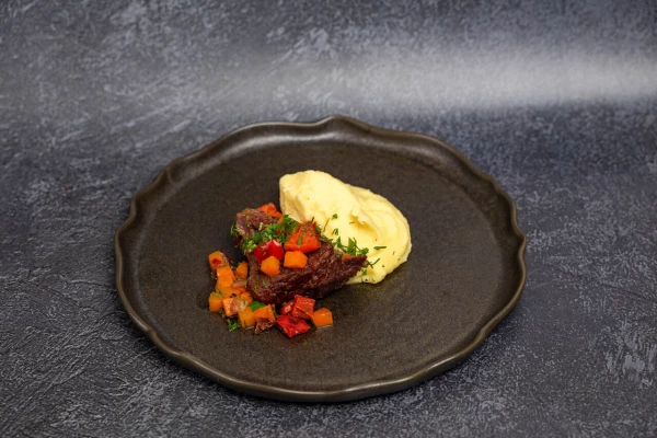 Телячьи щечки с картофельным кремом