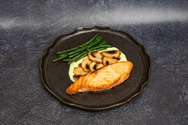 Стейк из лосося со стручковой фасолью и шампиньонами