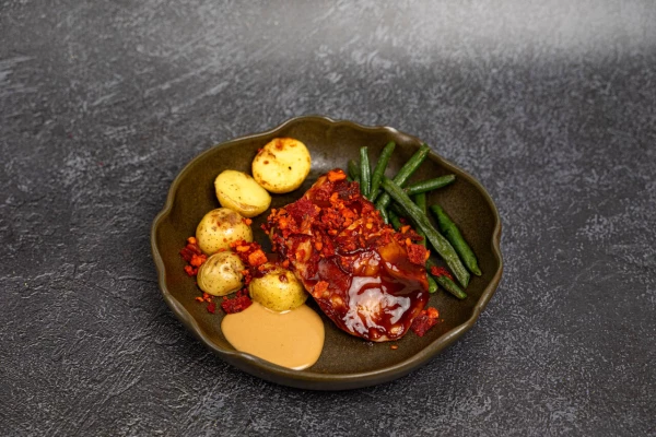 Стейк из цыпленка, кенийская фасоль, бейби картофель