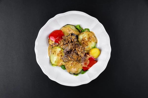 Теплый салат из телятины и запеченными овощами
