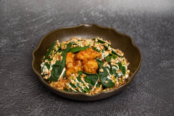 Салат Хрустящий цыпленок со  шпинатом и  проростками маша