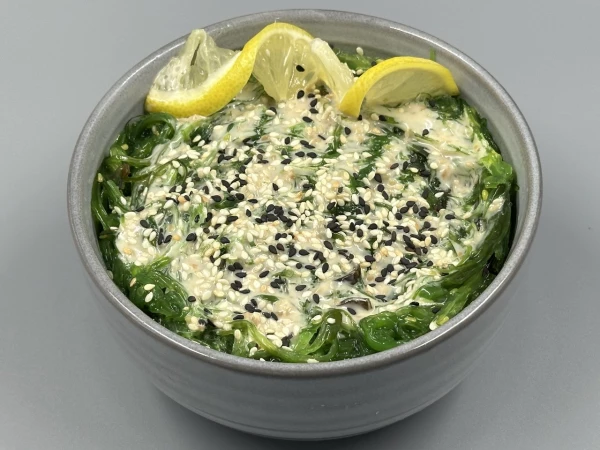 Салат Чука с кунжутным соусом