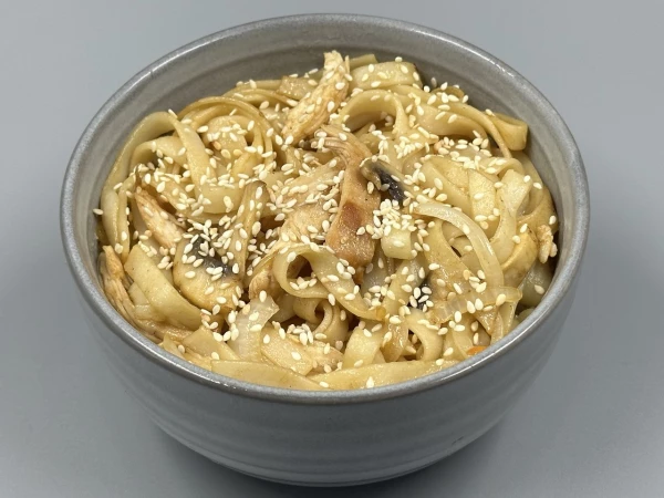 Wok с копченым цыпленком и грибами в соусе Терияки