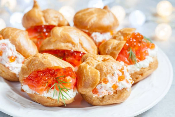 Профитроли с красной икрой