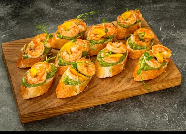 Брускетта с креветкой и гуакамоле