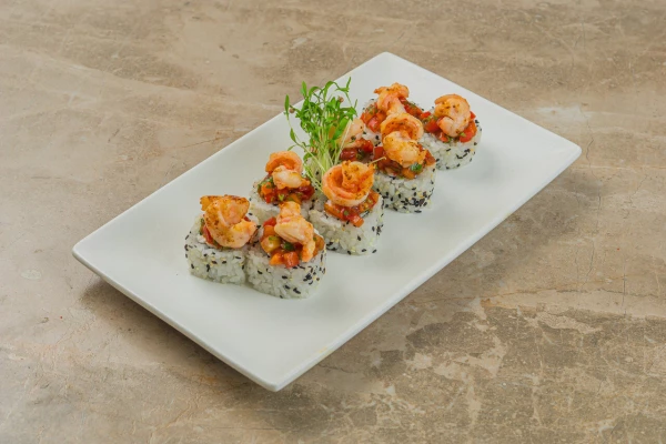 Ролл с томатной сальсой и креветкой гриль