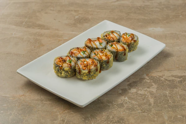 Темпурный ролл с жареным лососем