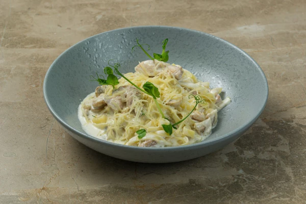 Фетуччини с курицей и грибами