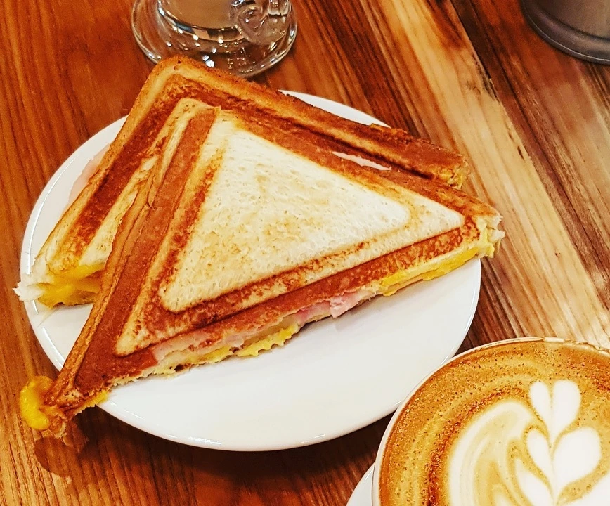 Запеченный сэндвич ветчина и сыр.