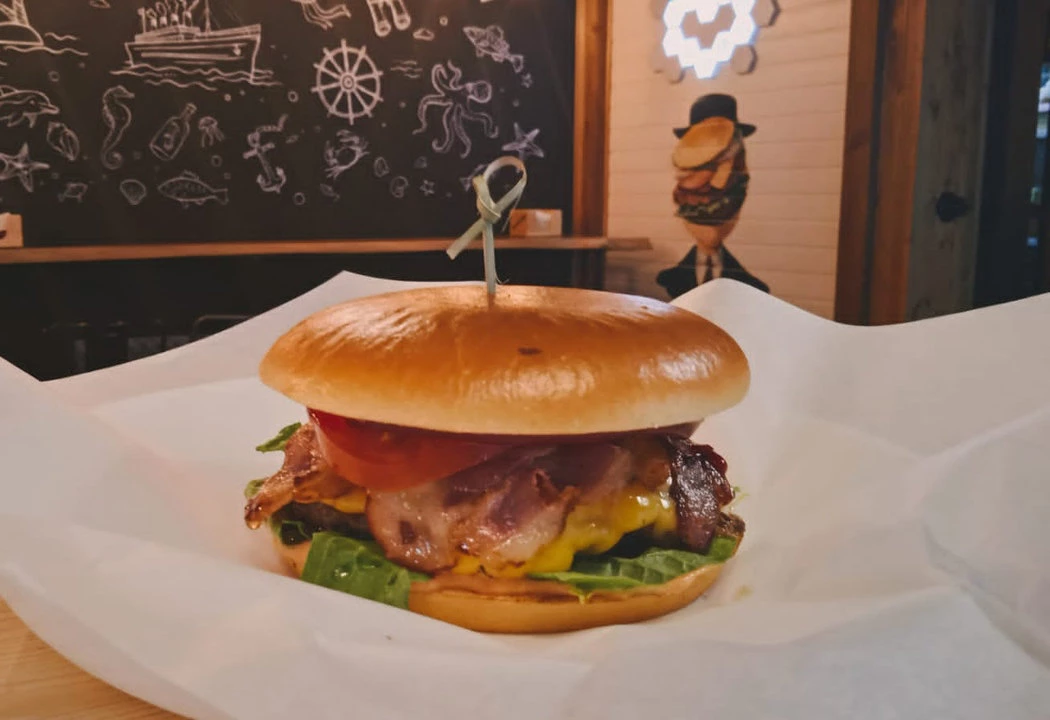 Бургер с беконом