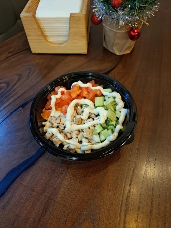 Салат с курицей и овощами