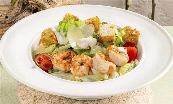 салат Цезарь с креветками