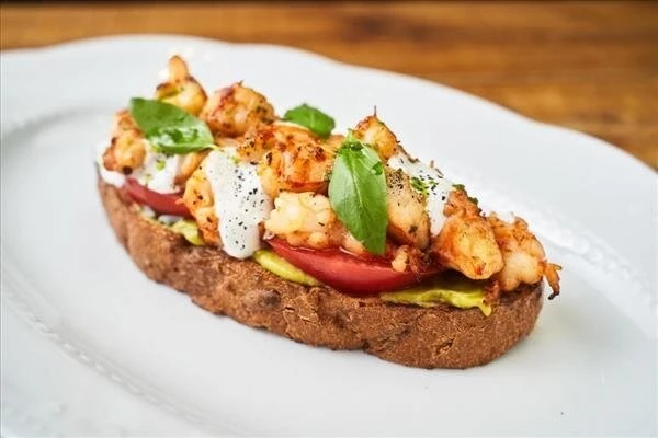 Брускетта с креветками гриль