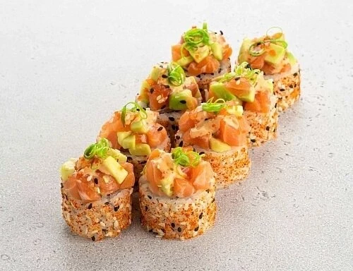 Острый ролл с лососем и авокадо