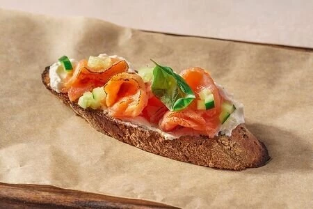 Брускетта с копченым лососем