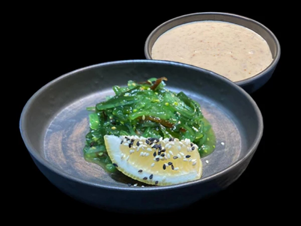 Салат Чука с ореховым соусом