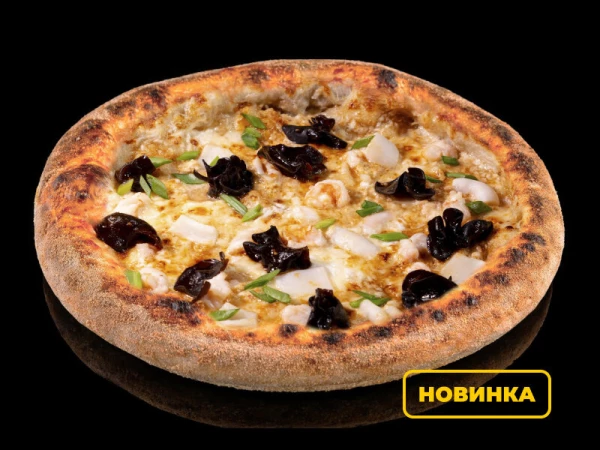 Пицца с древесными грибами, кальмаром и креветкой