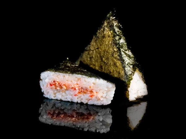 Онигири с креветкой, снежным крабом, икрой масаго и соусом фудзи