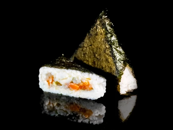 Онигири с лососем, авокадо и соусом фудзи