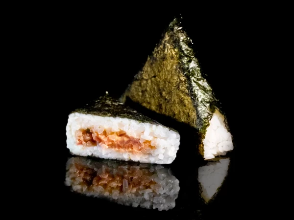 Онигири с тунцом, кимчи и зеленым луком