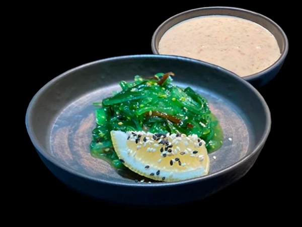 Салат чука с ореховым соусом