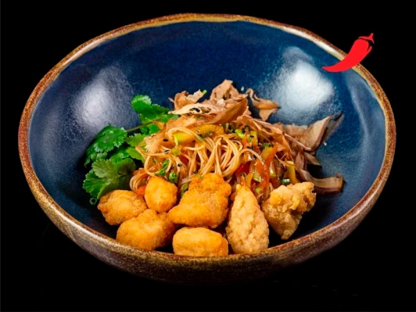 Удон с курицей в кисло-сладком соусе