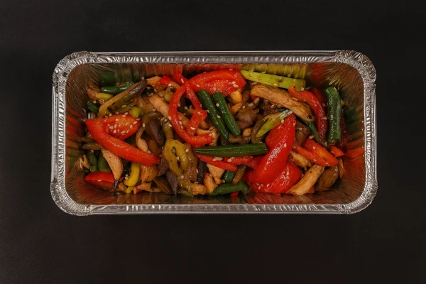 Салат с горячими овощами и курицей