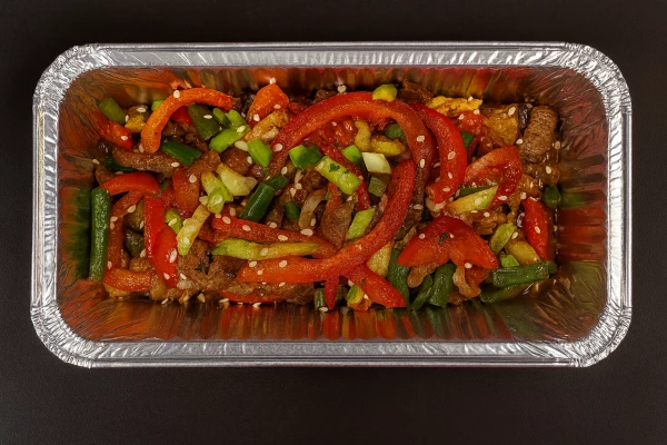 Салат с горячими овощами и свининой