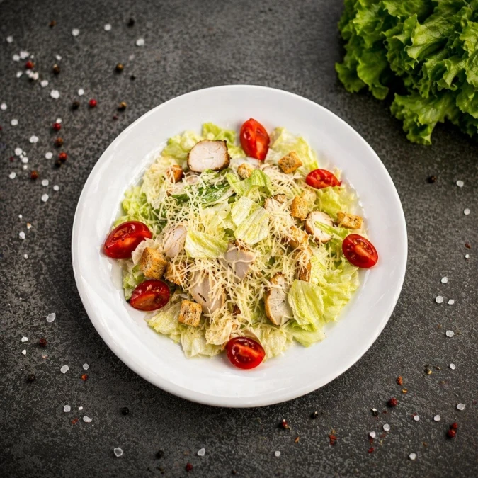 Салат цезарь с курицей