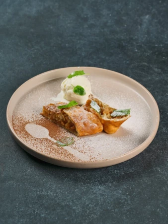 Яблочный штрудель с шариком мороженого