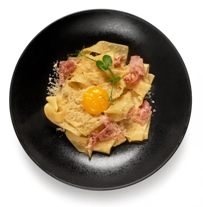 Карбанара с копченой грудинкой и яйцом 