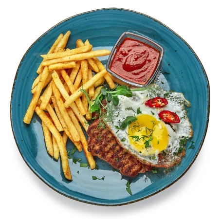 Бифштекс с картофелем фри и глазуньей