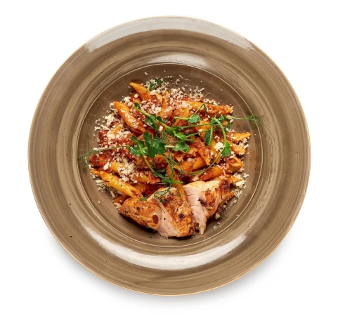 Пенне арабиата с куриной грудкой гриль
