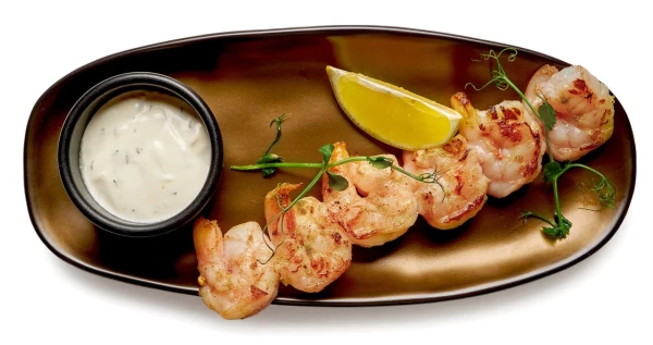 Креветки гриль с соусом ранч тарелка