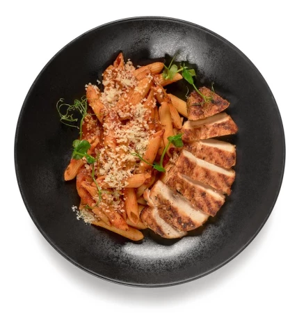 Пенне арабиата с куриной грудкой гриль