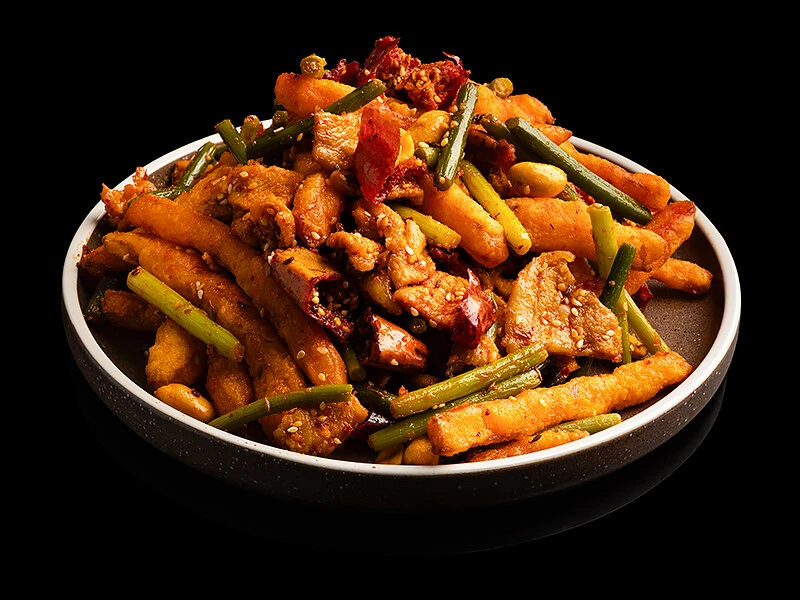 Картофель фри с говядиной  и стрелками чеснока