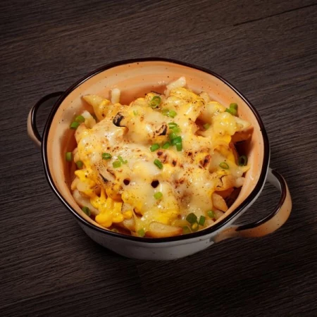 Картофель фри с горячим сыром и пармезаном 