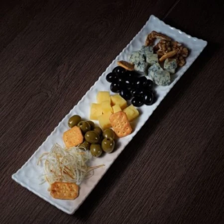 Сырная тарелка с оливками и маслинами 