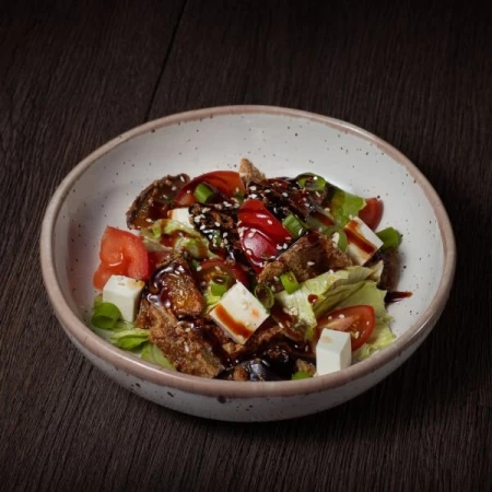 Салат с баклажанами,розовыми томатами и сл соусом чили 