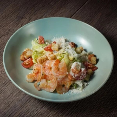 Салат Цезарь с креветками 