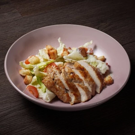 Салат Цезарь с курицей